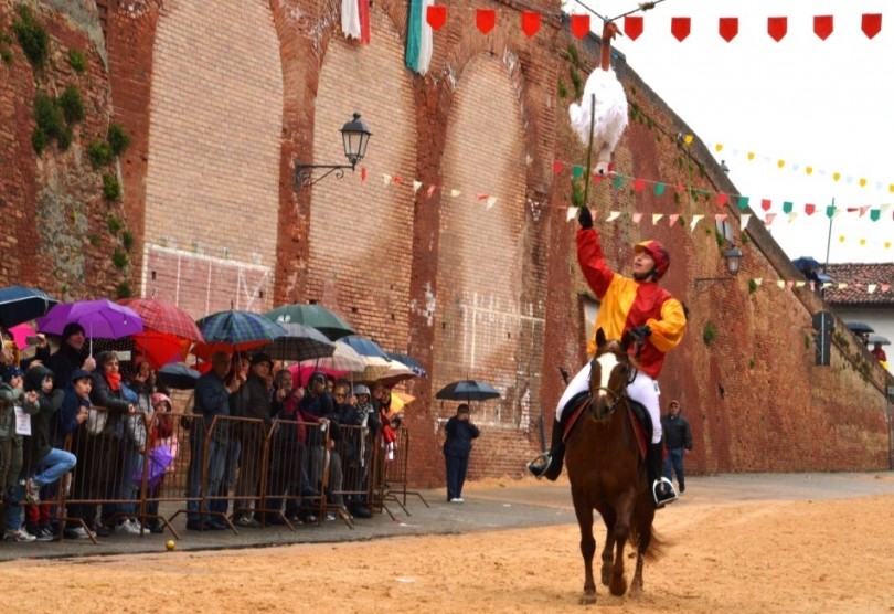A Tonco la pioggia non ferma la Giostra del pitu. I fantini sono tutte donne